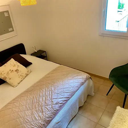 Au Coin Du Pin * מנטון