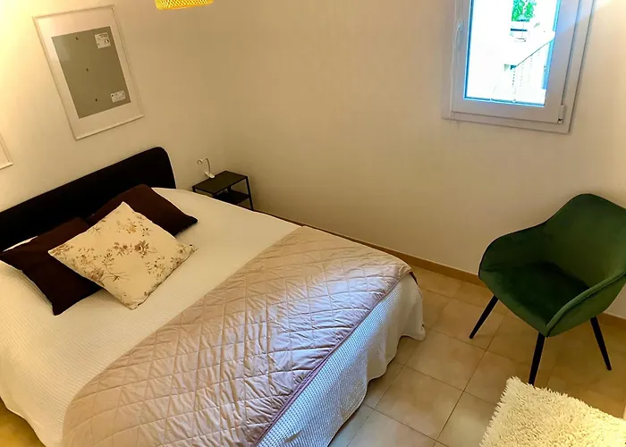 Au Coin Du Pin * מנטון